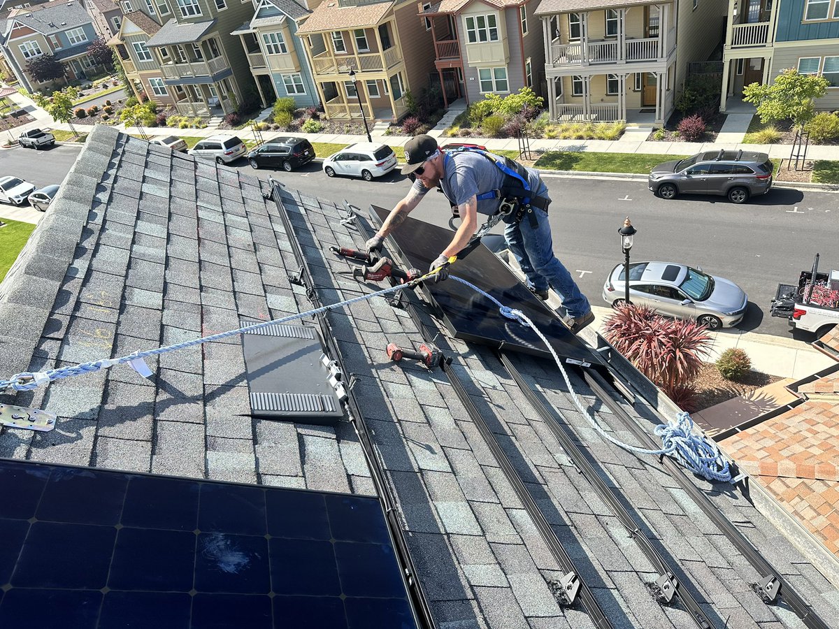 GoGreenAir's tweet photo. Another rooftop install, another step toward a greener planet! 🌎
📞 925-255-1022 | 🌎 https://t.co/lrQo2MNhzd
#SolarInstall #SolarEnergy #SolarPro #GreenAir https://t.co/bnzQVnb6pu