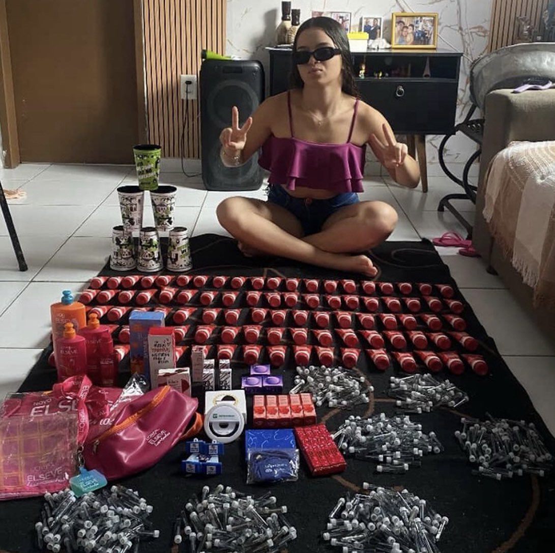 minha amiga depois de ter feito a feira nos stands da expomontes: