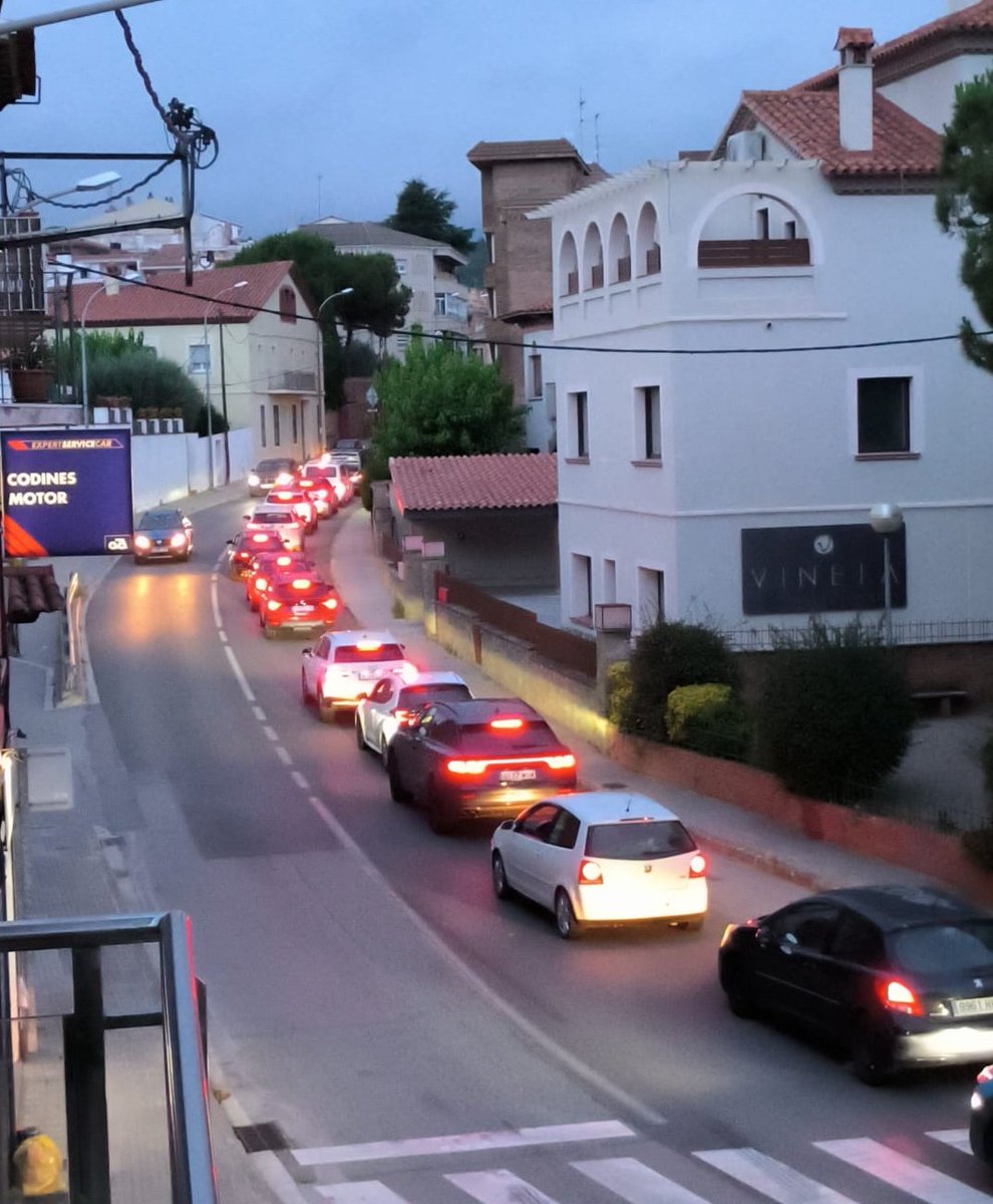 🔴 Trànsit lent i retencions a la C-59 a l'alçada de Sant Feliu de Codines per l'accident d'un turisme a l'alçada de la plaça del Rellotge. Un cotxe ha bolcat. Ampliarem informació. #sfc182 #codines