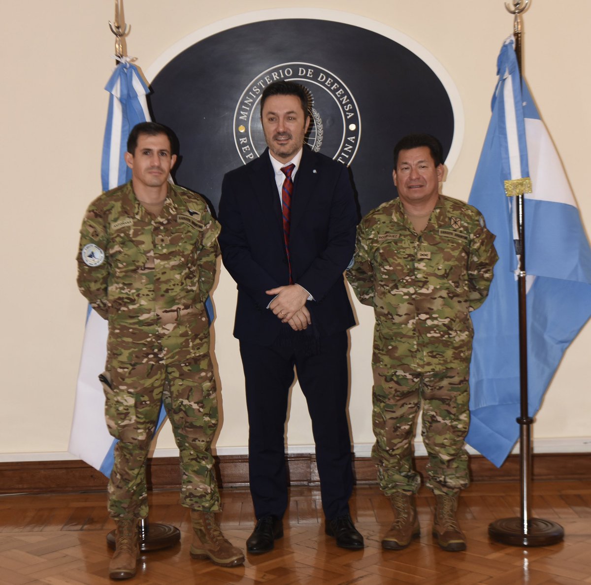 MinDefensa_Ar's tweet image. 🇦🇷🏔️🇮🇳 El Ministro @luispetri recibió al Mayor Ramiro Antoñana, de la Brigada de Montaña VIII de Mendoza, y al Suboficial Mayor Pedro Rodríguez, de la Compañía de Cazadores de Montaña 8 de Puente del Inca, quienes integrarán la patrulla argentina del @Ejercito_Arg que participará…