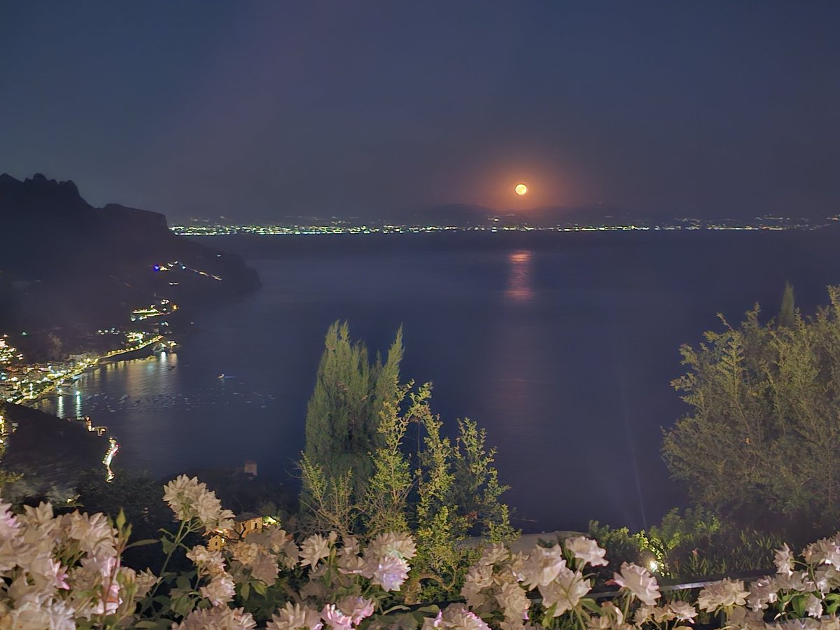 hlzblz2012's tweet photo. @spann please help me wish Lizzie and chase a happy wedding night from ravello Italy. This is our moon rise. https://t.co/dCVB2oZjV3