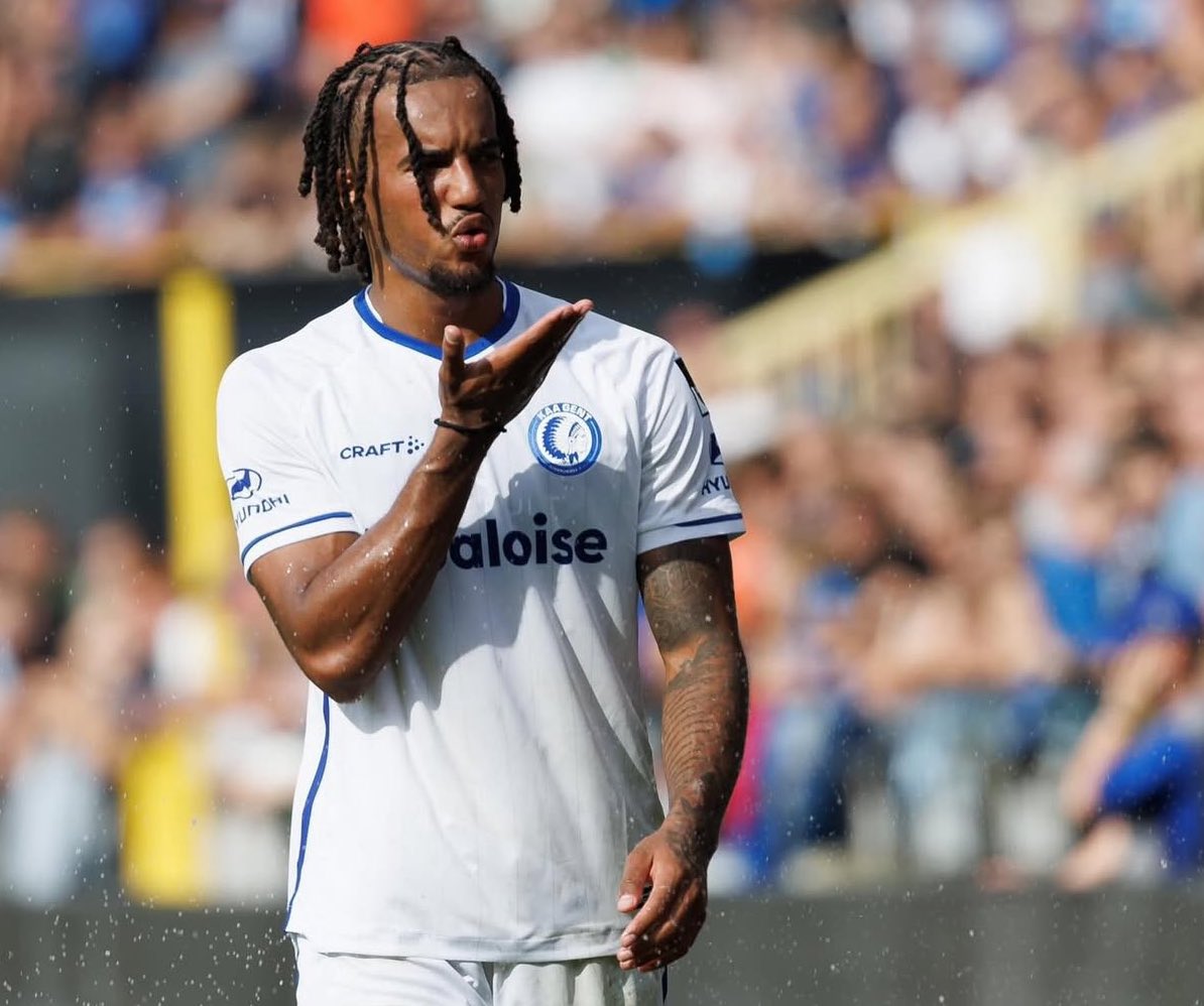 في لاعب اسمه أرتشي براون يلعب مع جينت البلجيكي 

• ميلان و فناربخشة اتفقوا مع ناديه بنفس القيمة 

• ميلان ارسله طائرة خاصة 
• فناربخشة ارسله طائرة خاصة 

وكلهم ينتظرونه يختار اي طيارة 😅