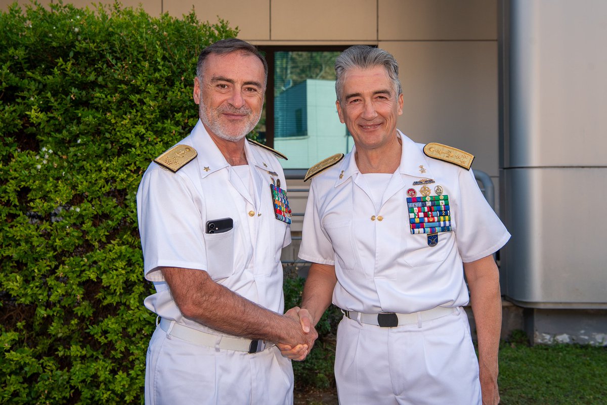 ItalianNavy's tweet image. Note d’Estate 2025. Giunto alla settima edizione l'apprezzato momento dedicato ai nostri #equipaggi, accompagnato dalle emozionanti esecuzioni della Banda della #MarinaMilitare.
Un'occasione non solo per ritrovarsi, ma per rendere omaggio all'impegno delle donne e uomini che…