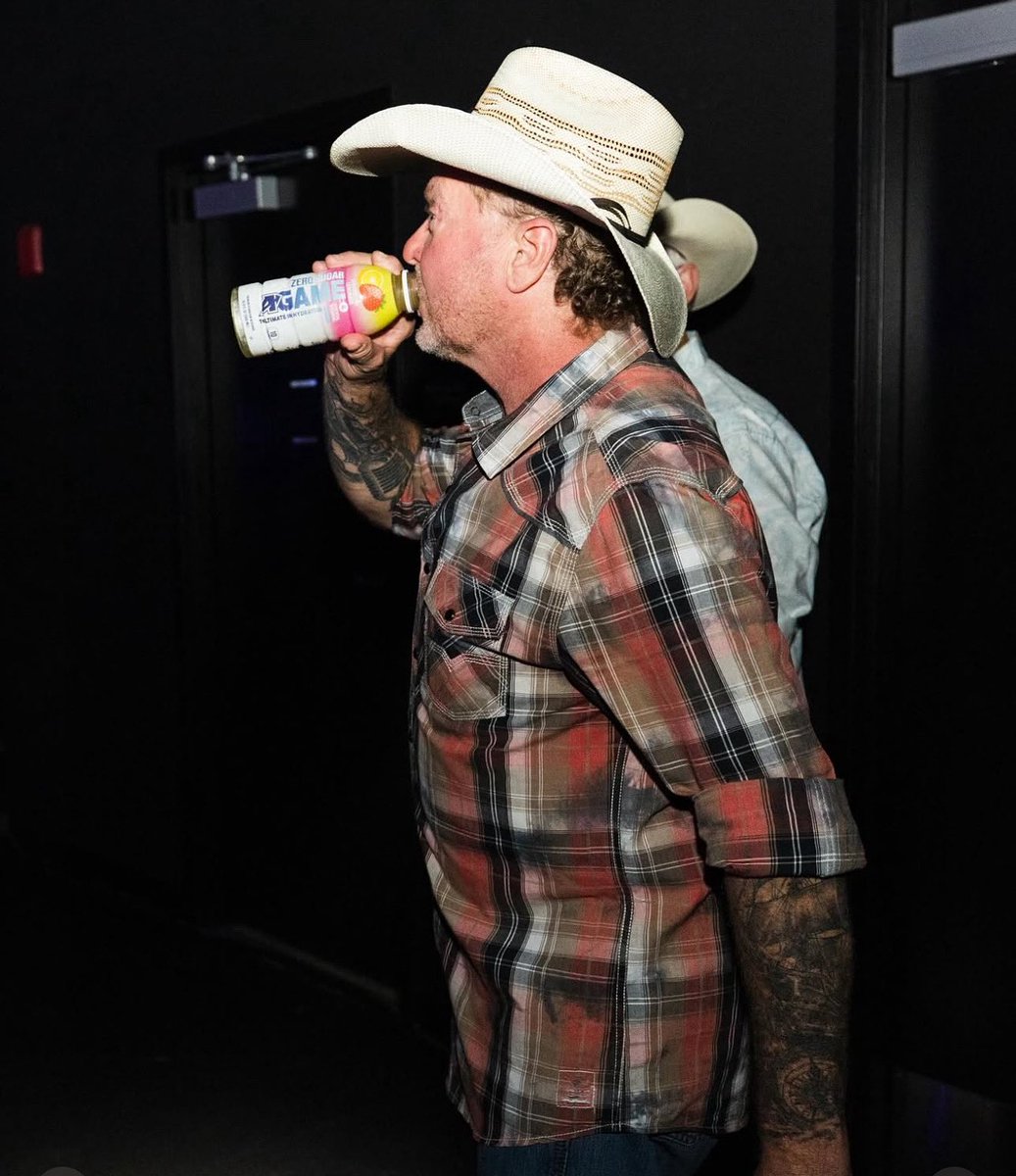 drinkagame's tweet image. Shoutout to our friend @tracy_lawrence for taking us on tour with him this summer! With dozens of concerts and traveling non-stop, A-GAME is a must for staying hydrated and giving fans the best show possible 🎸
Get your tickets at the link in his bio before the summer is over!