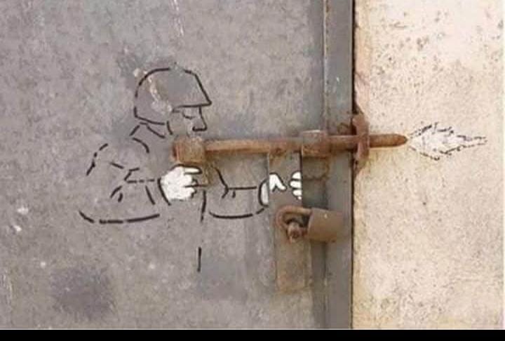 " الأحرارُ شرفُ بيوتهم
وحصونها ..وأقفالها ..

بنـادق … 🔥✌
#لن_نترك_السلاح