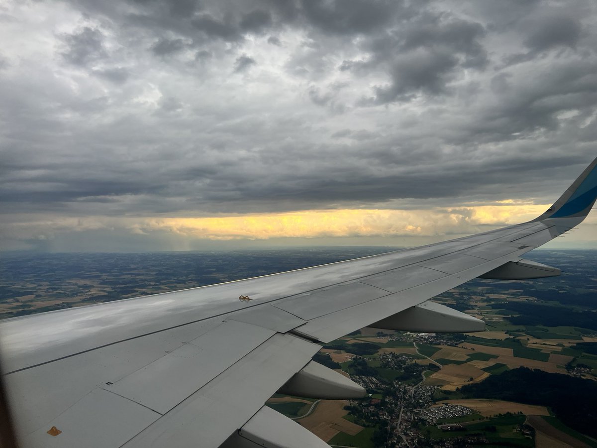 GerWeather's tweet image. Blick auf die Gewitter bei Waldkraiburg vorhin während dem Anflug auf München.