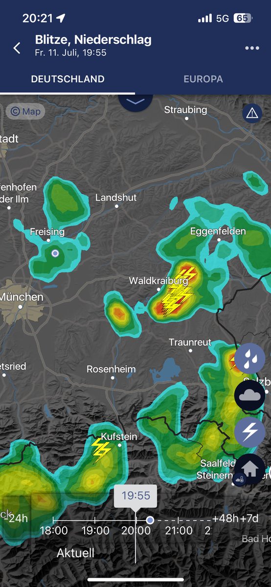 GerWeather's tweet image. Blick auf die Gewitter bei Waldkraiburg vorhin während dem Anflug auf München.