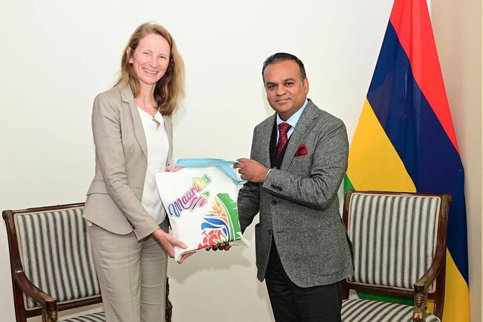 It was a pleasure to visit #Mauritius again and to meet Hon. Foreign Minister Dhananjay <a href="/RitishRamful/">Dhananjay Ritish Ramful</a> for discussions on multilateral cooperation, ICT, renewable energy &amp; higher education.

Thx for the warm welcome 🙏🏽

<a href="/AustriainZA/">Austrian Embassy RSA</a> 🇲🇺🤝🇦🇹