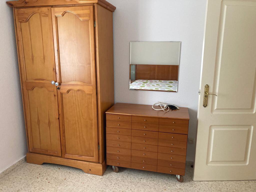 _syrag's tweet photo. El piso tiene tres habitaciones con camas de matrimonio, el precio es de 210€/mes por habitación. SOLO ESTUDIANTES. (+) https://t.co/j2WD3qcuJy