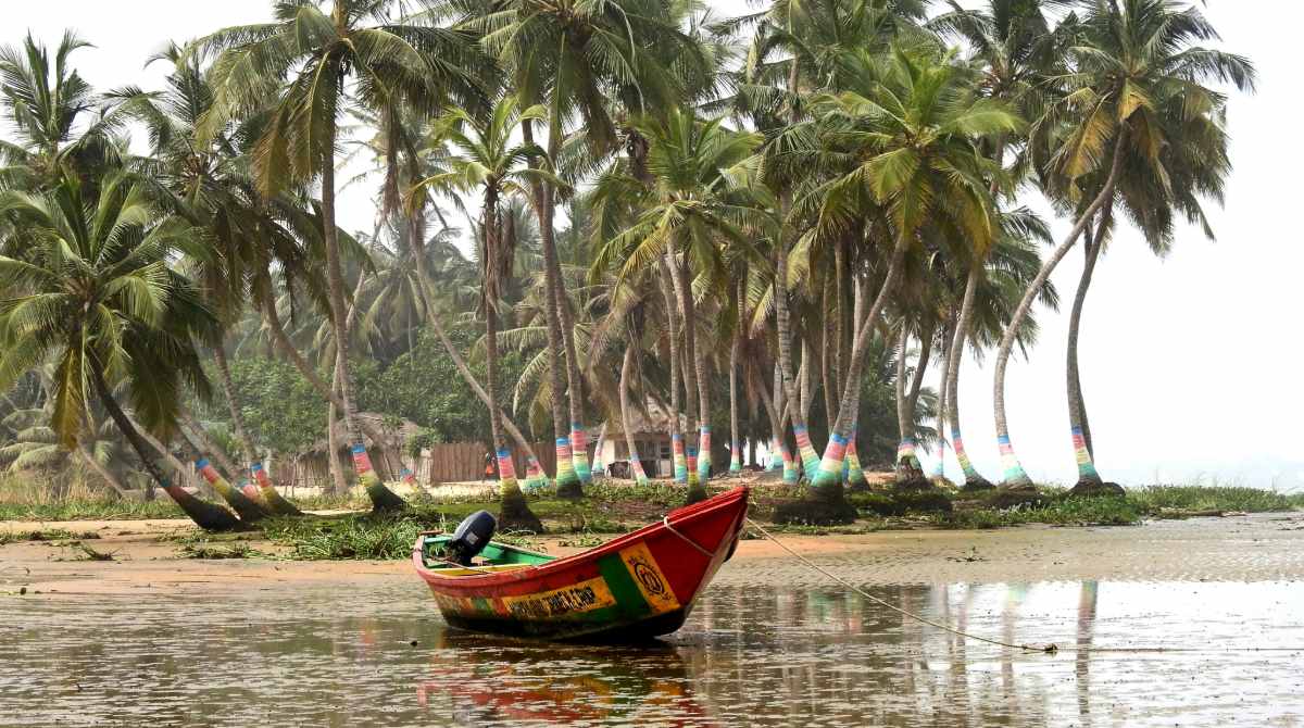 Nómadas (RNE) (@nomadasrne) on Twitter photo 🔴 Aquí tienes una de las maravillosas estampas costeras que te esperan en Ghana, país abierto al Golfo de Guinea que conoce muy bien <a href="/luisporelmundo/">Luis Calero</a>. Con su ayuda y la de <a href="/carloselviajero/">Carlos Martinez</a> exploramos también Ruanda, en África Oriental.
#OnAir #PenúltimoNómadas <a href="/rne/">Radio Nacional</a> <a href="/radio5_rne/">Radio 5</a> 🔴 Aquí tienes una de las maravillosas estampas costeras que te esperan en Ghana, país abierto al Golfo de Guinea que conoce muy bien <a href="/luisporelmundo/">Luis Calero</a>. Con su ayuda y la de <a href="/carloselviajero/">Carlos Martinez</a> exploramos también Ruanda, en África Oriental.
#OnAir #PenúltimoNómadas <a href="/rne/">Radio Nacional</a> <a href="/radio5_rne/">Radio 5</a>