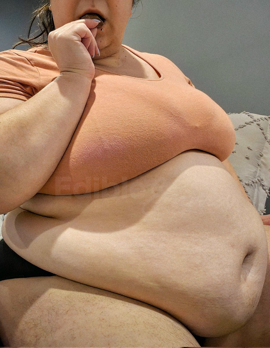 EdibleEmma93's tweet photo. I'm so hungry - can you feed me more? 🥹

#EdibleEmma #belly #bellyhang #bellyjiggles #bellydrop #bigbelly #bbw #fat #fatgirl #fatbellygirl #feedee #femalefeedee #feedism #feedeebelly #feedeegirl #feedme #gainer #weightgain #gainingweight #outgrownclothes #tightclothes https://t.co/1PoDukuw14