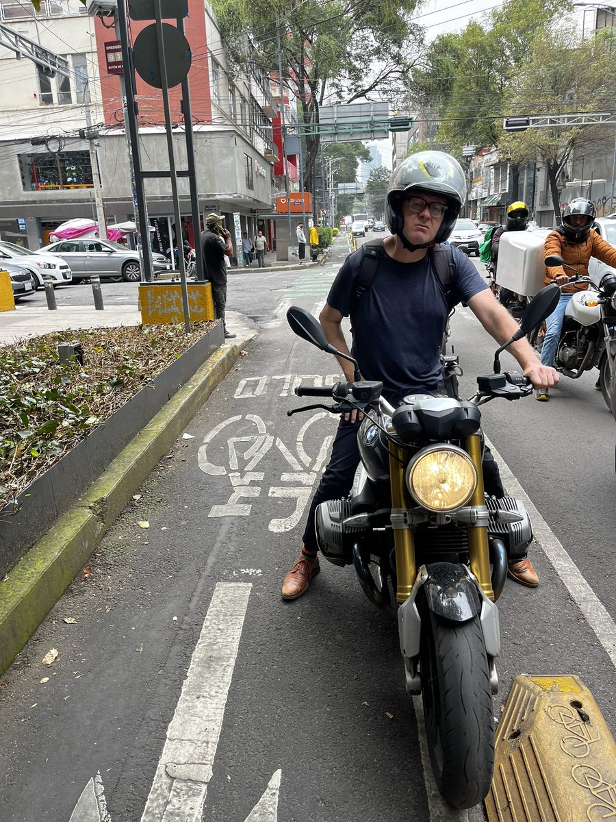 sobrelago's tweet photo. como ven a este señorito que de plano me comentó “no me voy a mover, hazle como quieras” sabiendo de la impunidad que goza sobre el reglamento de tránsito de la @SSC_CDMX claramente estando en #ciclovía de Medellín en @LaRomaDF @pcacuauhtemoc @UCS_GCDMX @supercivicosmx https://t.co/vYwQapOhxf