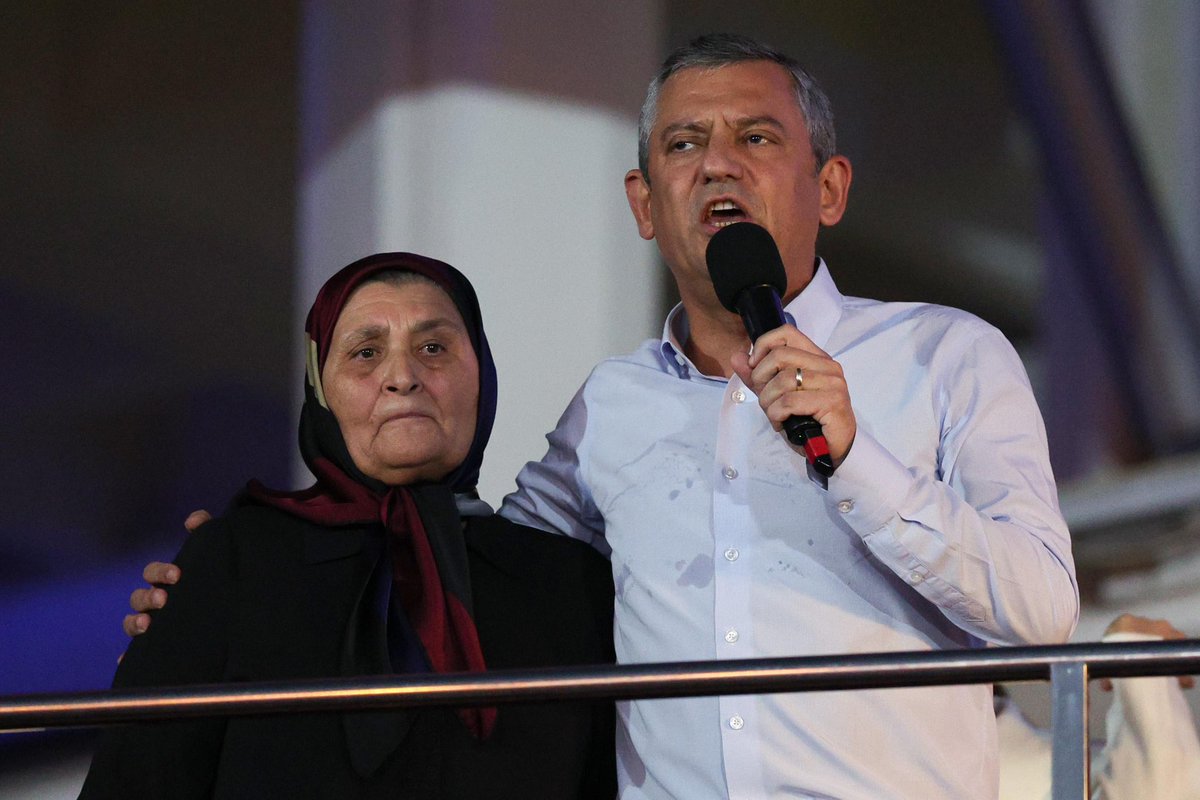 eczozgurozel's tweet photo. Ey Erdoğan!

Sen, dalga dalga operasyonlarla milleti korkutacağını sandın. Antalya’da korkan kimse görüyor musun?

Enerjimiz yüksek, bitiremezsin.
İrademiz çeliktendir, bükemezsin.
İnsanımız yüreklidir, korkutamazsın.
Bizi yolumuzdan çeviremezsin!
 
Teşekkürler canım Antalya ❤️ https://t.co/gmqV6DsWTI