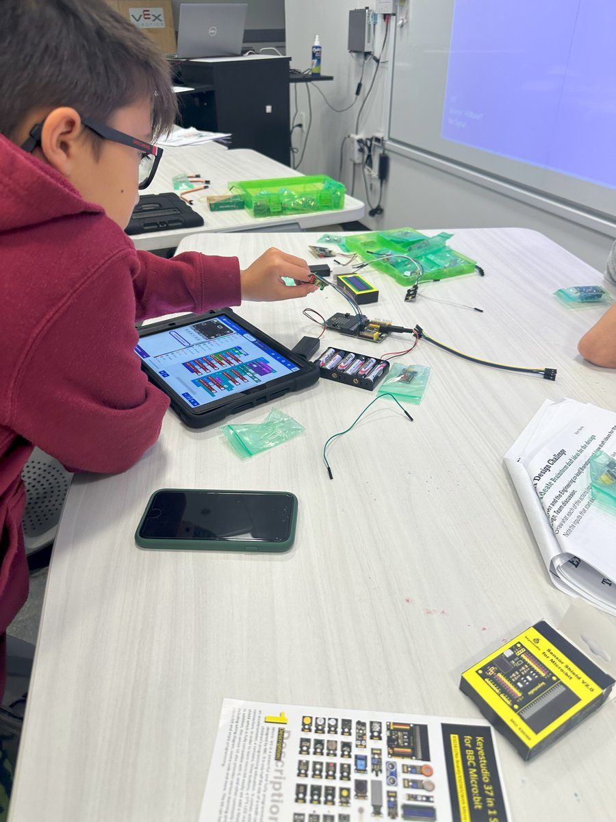 UFMSE's tweet image. Thanks to donor & UF Foundation Board member Mark Rosser, students at Maclay School explored engineering through the Goldberg Gators STEM camp—hands-on, high-impact learning powered by generosity!
#STEMeducation #FutureEngineers