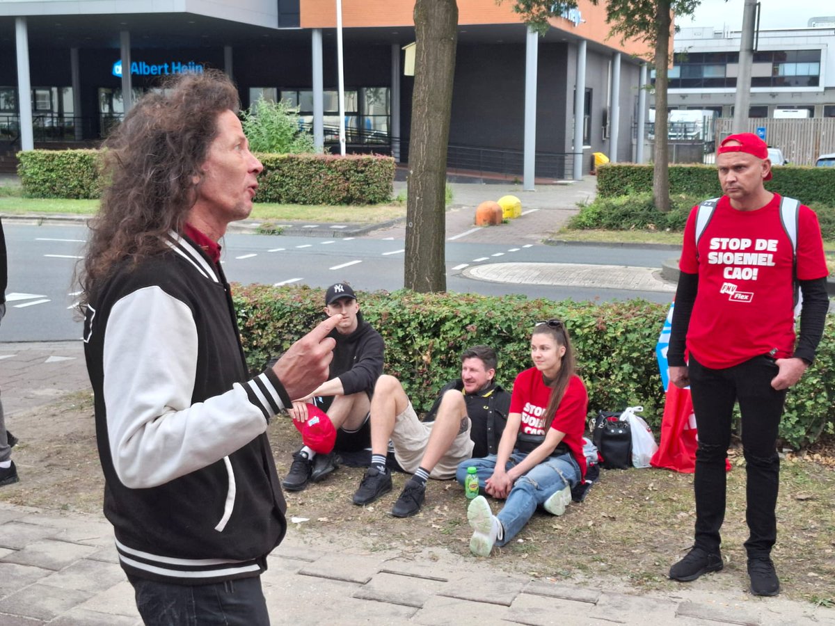 micheleggermont's tweet photo. De staking begon op 25 juni in Pijnacker en Geldermalsen en breidt zich steeds meer uit. Deze (voornamelijk) poolse uitzendkrachten zijn een belangrijk deel van de Nederlandse arbeidersklasse.
Door solidariteit doorbreken we hun isolement. https://t.co/9va4p4Y331
