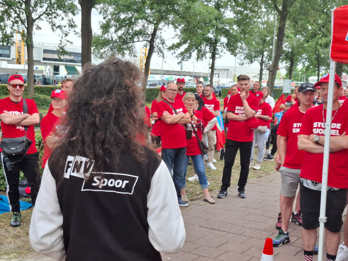 micheleggermont's tweet photo. De staking begon op 25 juni in Pijnacker en Geldermalsen en breidt zich steeds meer uit. Deze (voornamelijk) poolse uitzendkrachten zijn een belangrijk deel van de Nederlandse arbeidersklasse.
Door solidariteit doorbreken we hun isolement. https://t.co/9va4p4Y331