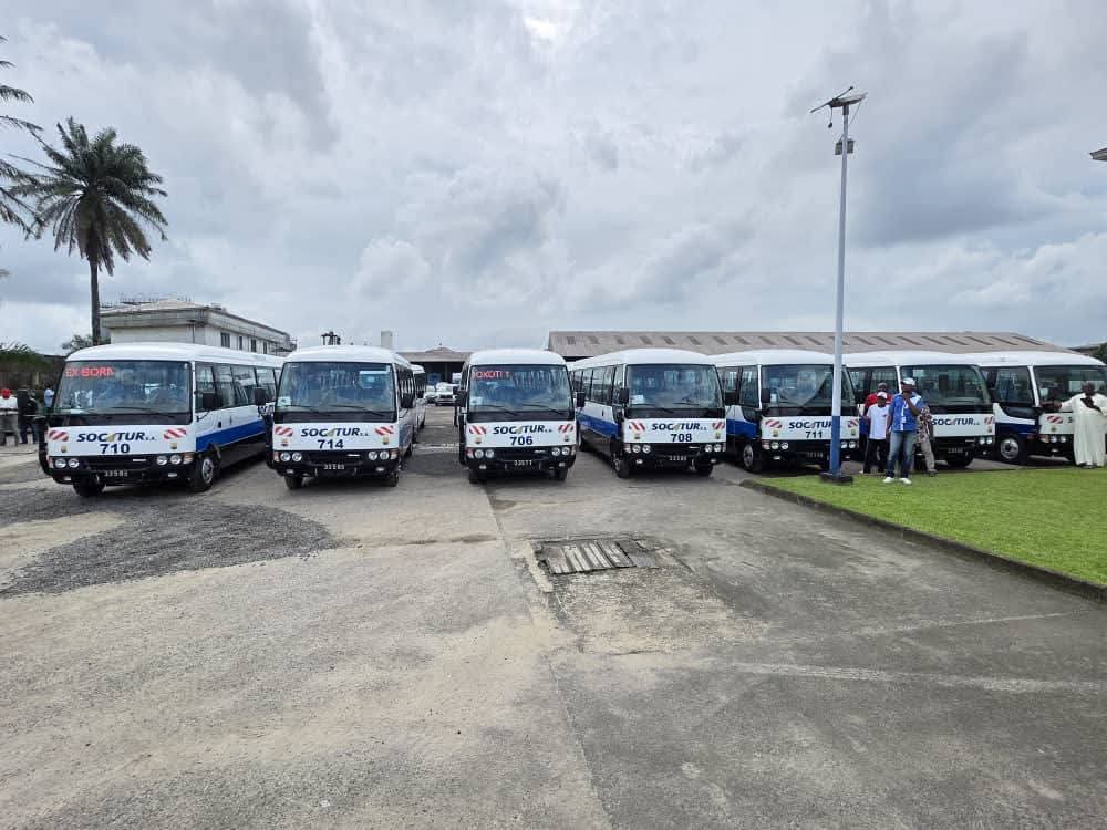 TheCameroonianZ's tweet photo. Les nouveaux Bus de la Société Camerounaise des Transports Urbains (#SOCATUR). https://t.co/YJhHATlLdO