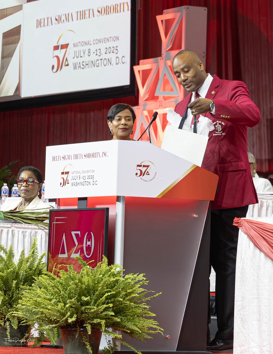 kapsi1911's tweet image. Kappa Alpha Psi Fraternity, Inc. joined Delta Sigma Theta’s National Convention in D.C., where Grand Polemarch Jimmy McMikle brought greetings and presented a gift to their National President. Eastern Province brothers welcomed the Deltas with single-stem carnations.