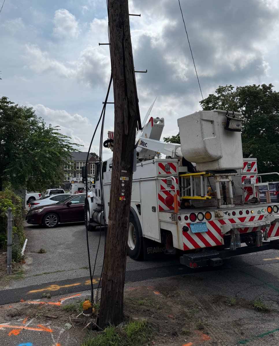 Railroad Avenue from Baker St. to Washington St. is closed as line crews repair a pole hit by a motor vehicle. The work should not require an outage to complete. Please avoid the area if possible.
#NorwoodMA #Norwood_Light #Electric