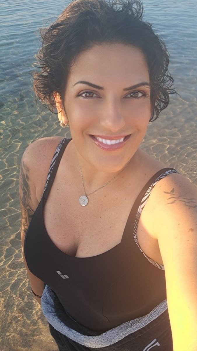 Prendete un soffio di maestrale leggero che spettina alberi e pensieri, macchie di ginepro ed elicriso, spiagge bianche e metteteci il mare sullo sfondo. Otterrete la #Sardegna ❤️