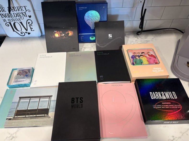 svnbangtan_x's tweet photo. Went to a flea market with my dad and hit the bts jackpot 😭 https://t.co/NkB0lae4dj