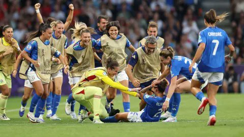 peterpatti's tweet image. Piemonte e Bonansea oggi non concentrate, troppi errori. Ma mi spaventano dietro anche Lenzini e Linari. (Controllo di palla e passaggi assurdamente scarsi.)

1:1 al 45&apos; contro le campionesse del mondo.

#ItaliaSpagna #SpagnaItalia #ESPITA #SPAITA #ItaSpa #WEURO2025 
#calcio #ITA