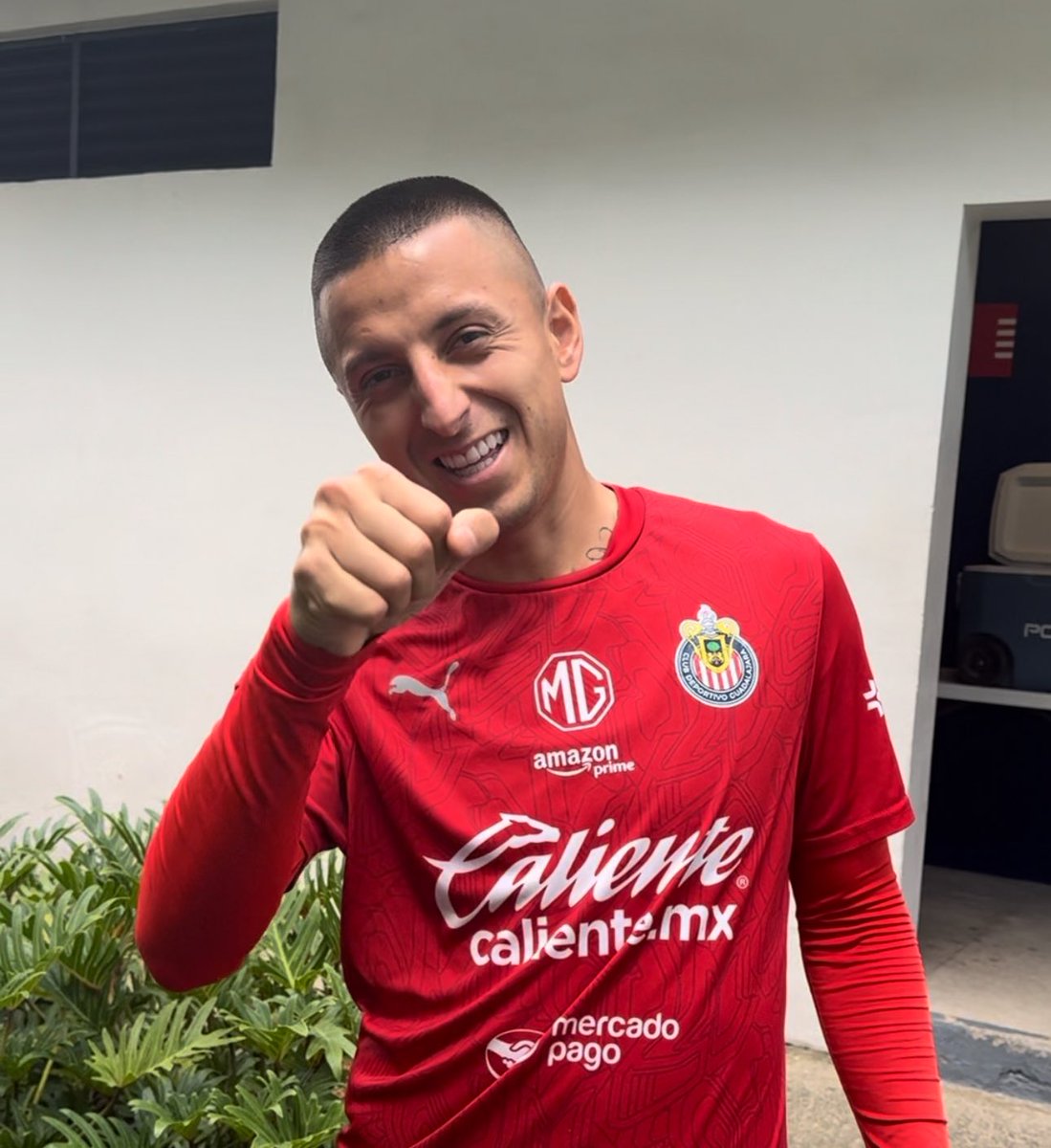 De repente me dio insomnio…
Me desperté como a la media noche.  
Me desperté como a las tres de la mañana.  
Me desperté como a las cinco y en cada despertada, ahí estaba tu sonrisa. Cosa hermosa, preciosa, que no sale de mi cabeza. ¡TE AMO!😍😍😍