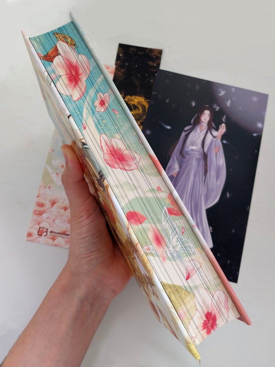 taoaxi__'s tweet image. 🌸✨️🫶
#TianGuanCiFu Ukrainian licensed edition with my artwork on the endpapers 🥺