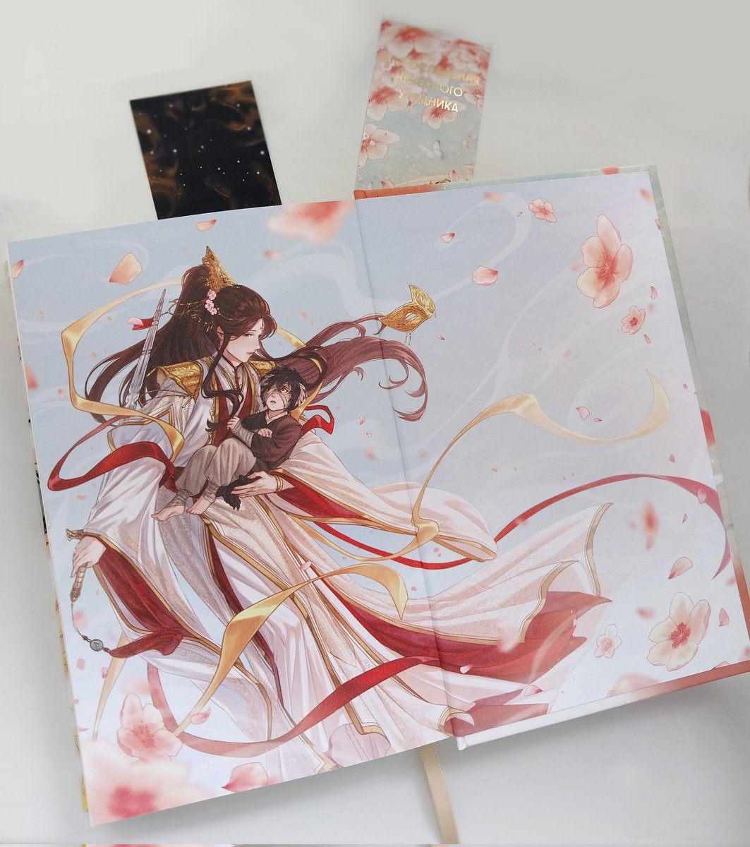 taoaxi__'s tweet image. 🌸✨️🫶
#TianGuanCiFu Ukrainian licensed edition with my artwork on the endpapers 🥺
