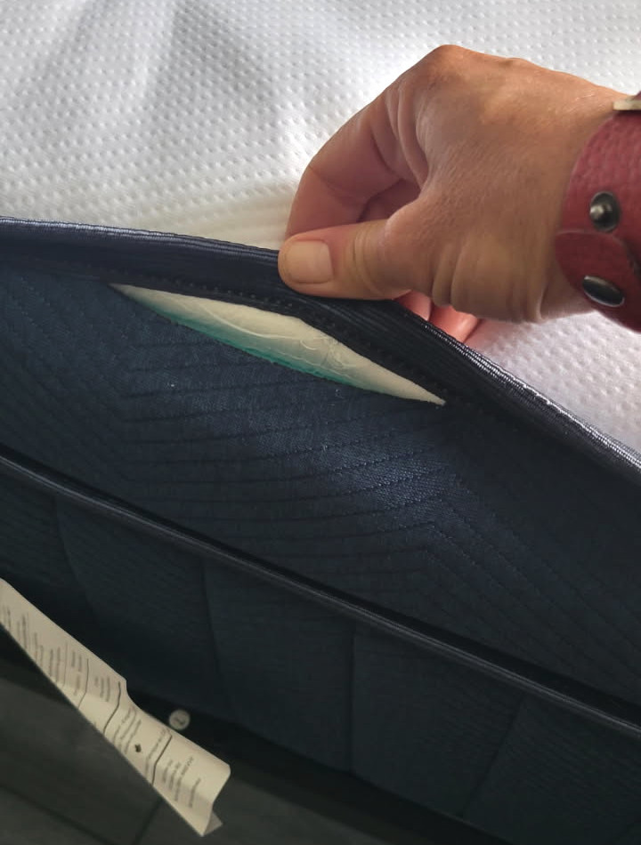 vincentMyName's tweet photo. #silkandsnow asked to post a review of the mattress bought. It can with a manufacturing defect - a tear in the sewn cover exposing the layers inside. They won't do anything about it, saying that they think that this hole in their mattress is just a "cosmetic" defect. https://t.co/OdTsNmHMTS
