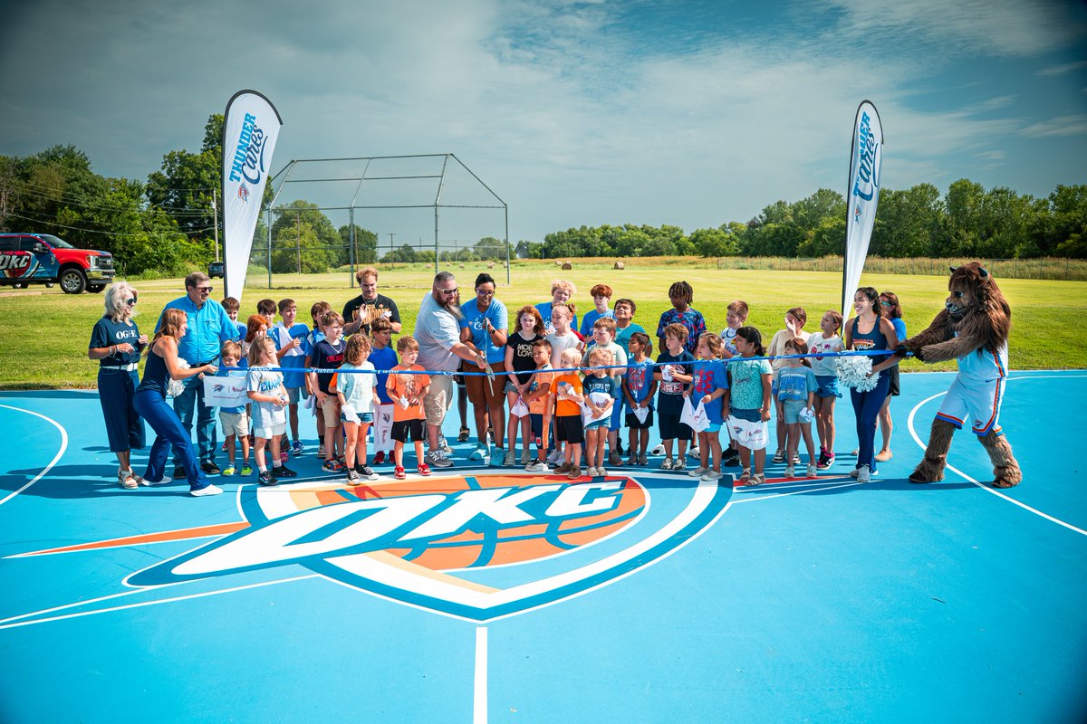 thundercares's tweet image. Summer hoops just got a new look in Chickasha 😄
The Thunder, in partnership with @OGandE, debuted a refurbished court at Washita Valley Park as part of a multi-year plan to refurbish courts all across Oklahoma. The court has fresh paint, with new rims and backboards 👏