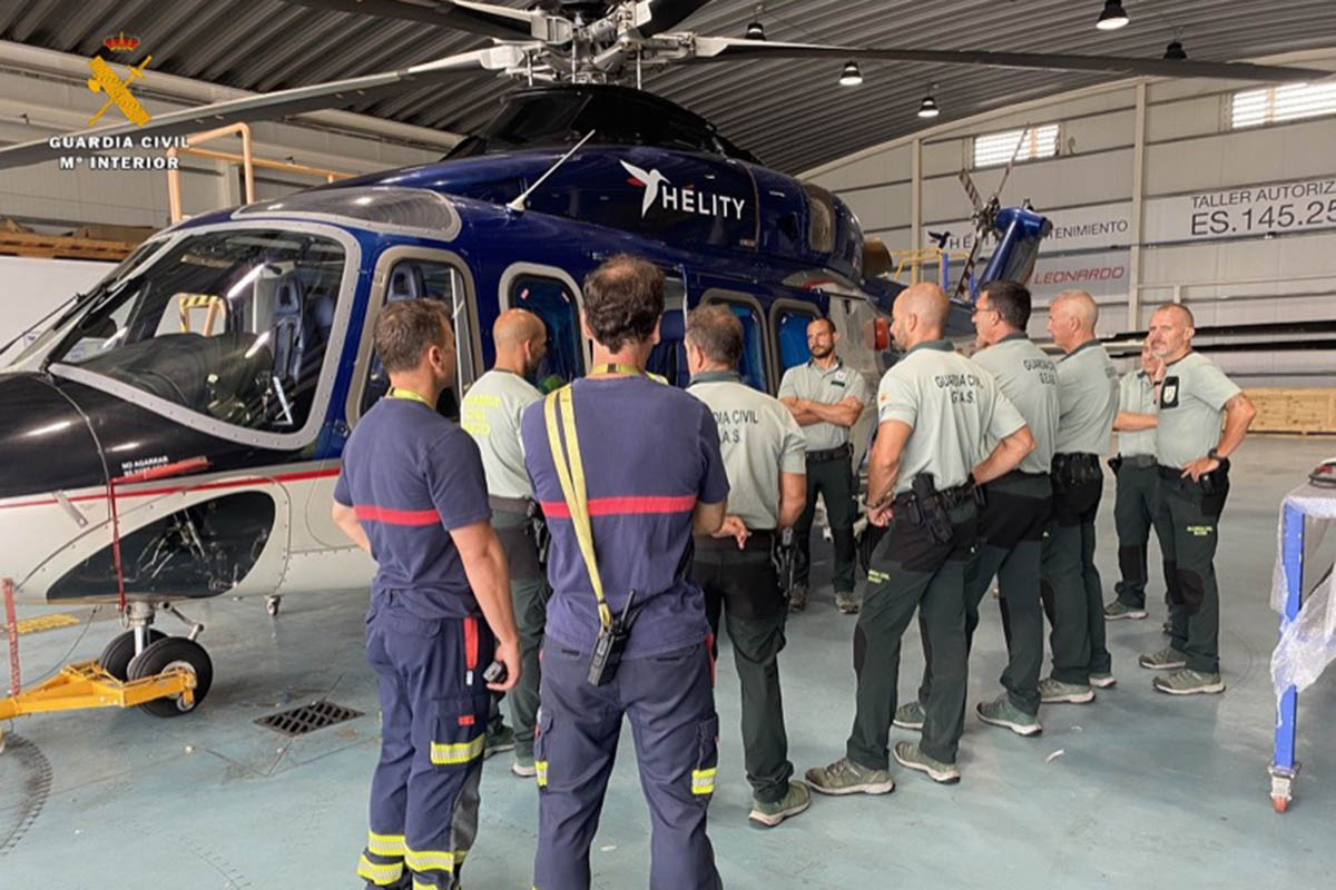 helitycopter's tweet photo. Esta semana colaboramos con los GEAS de la Guardia Civil en un entrenamiento de rescate en el helipuerto de Ceuta 🚁

Orgullosos de aportar nuestras aeronaves e instalaciones a ejercicios que salvan vidas en el mar.

#Helity #GuardiaCivil #Ceuta #GEAS #Rescate #VueloSeguro https://t.co/iX0fV95CmE