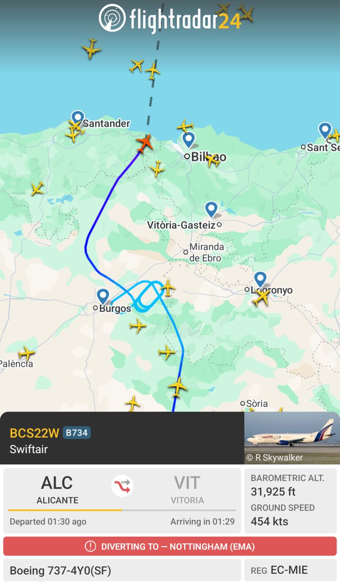 VictorFerriz's tweet image. 🌩️✈️Múltiples tráficos se desvían al no poder aterrizar en el aeropuerto de #Vitoria. Fijaos en el vuelo procedente de Alicante, tras estar a escasos km de llegar a destino, da media vuelta y vuelve a base. #DANA