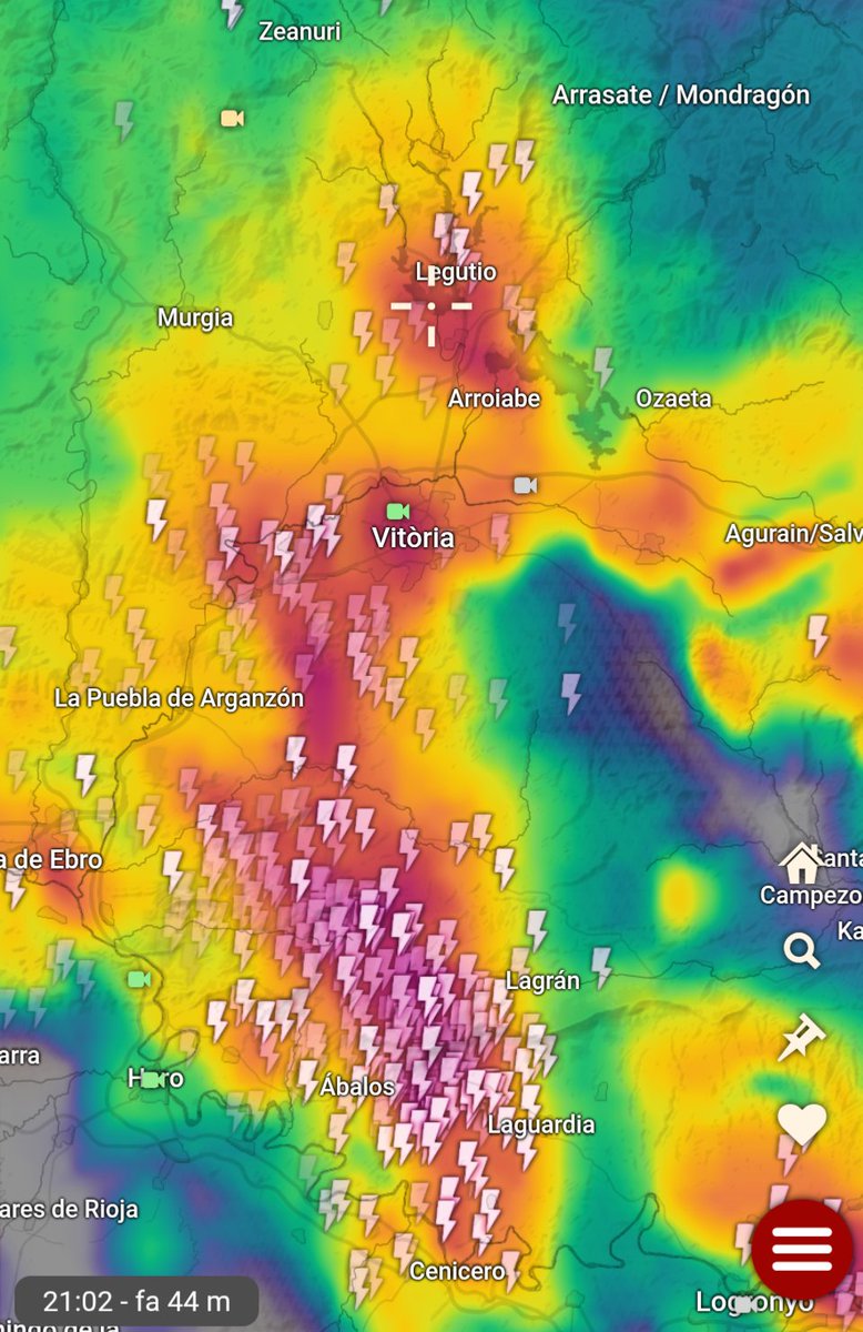 VictorFerriz's tweet image. 🌩️✈️Múltiples tráficos se desvían al no poder aterrizar en el aeropuerto de #Vitoria. Fijaos en el vuelo procedente de Alicante, tras estar a escasos km de llegar a destino, da media vuelta y vuelve a base. #DANA
