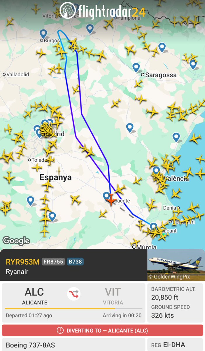 VictorFerriz's tweet image. 🌩️✈️Múltiples tráficos se desvían al no poder aterrizar en el aeropuerto de #Vitoria. Fijaos en el vuelo procedente de Alicante, tras estar a escasos km de llegar a destino, da media vuelta y vuelve a base. #DANA