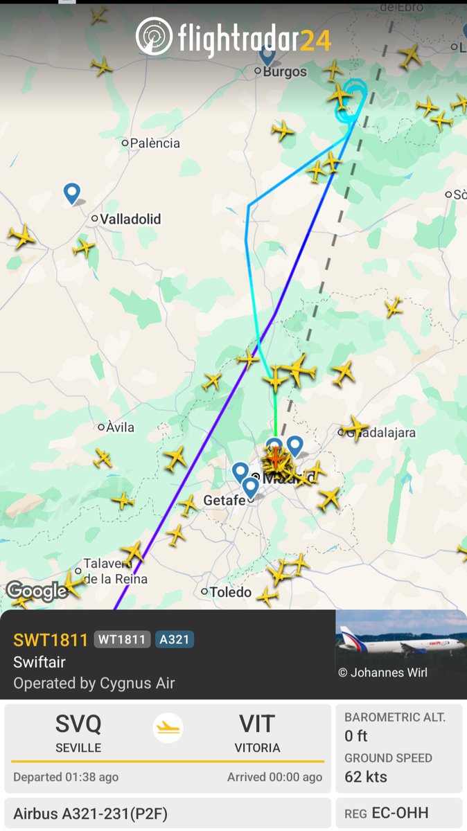 VictorFerriz's tweet image. 🌩️✈️Múltiples tráficos se desvían al no poder aterrizar en el aeropuerto de #Vitoria. Fijaos en el vuelo procedente de Alicante, tras estar a escasos km de llegar a destino, da media vuelta y vuelve a base. #DANA
