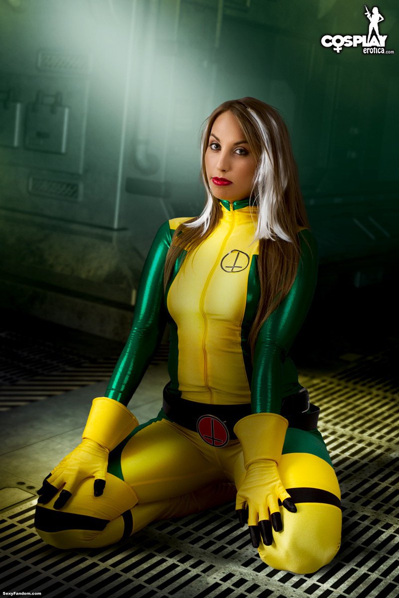 Sexy Fandom: Rogue Cosplay Cleavage With Liuna sexyfandom.com/archives/2016/…