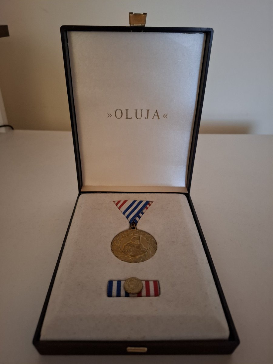 TomislavHorva20's tweet image. Pokojni otac bio je ponosni dragovoljac Domovinskog rata i pripadnik legendarne zadarske 112. brigade od prvog do zadnjeg dana rata.
Nakon rata dobio je ponudu da ostane u vojsci. Zahvalio se na ponudi, razdužio se i nakon 10 dana našao posao.
Imao je stav da Hrvatska mora…