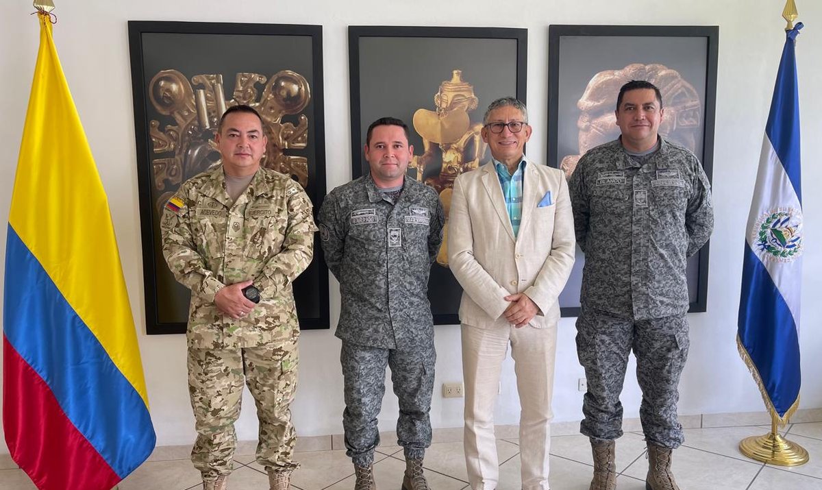 EmbColES's tweet photo. En el marco del plan de acción conjunta USCAP y en cumplimiento de nuestras políticas de cooperación internacional,  Suboficiales de @FuerzaAereaCol imparten capacitación a oficiales de la Fuerza Aérea de El Salvador en mantenimiento de helicópteros.
🇨🇴🤝🇸🇻🤝🇺🇸
@CancilleriaCol https://t.co/UYyVJtlujO
