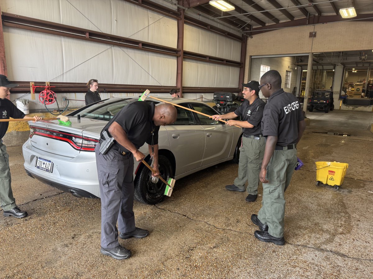 ChasCoSheriff's tweet image. The Charleston County Sheriff’s Office Explorer Post concluded their year this afternoon with an Explorer Car Wash! Thanks for making sure our fleet is shiny headed into the weekend 🚓 #CCSO #TGIF