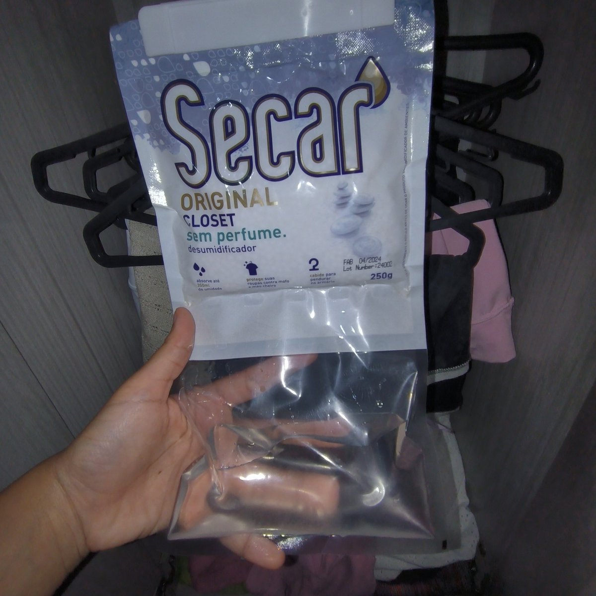 ahnibi_BR's tweet image. Faz 3 dias que comprei isso pra tirar a umidade do meu guarda-roupas e estou chocada 🥹
(Ótimo que funciona, uma pena que não vai durar muito)