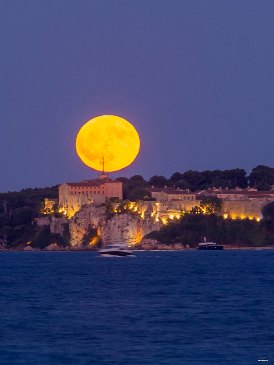 ๐ค๐๐ก๐๐๐๐๐๐ค (@slpcannes) on Twitter photo Hier soir cโรฉtait la pleine lune du Cerf qui se levait derriรจre le Fort Royal de lโรฎle Sainte Marguerite
Bon week end
#CotedAzurFrance #CannesFrance #Cannes
<a href="/Cannes_France/">Cannes, France</a> <a href="/VisitCotedazur/">Cรดte d'Azur France</a> <a href="/villecannes/">Cannes</a> Hier soir cโรฉtait la pleine lune du Cerf qui se levait derriรจre le Fort Royal de lโรฎle Sainte Marguerite
Bon week end
#CotedAzurFrance #CannesFrance #Cannes
<a href="/Cannes_France/">Cannes, France</a> <a href="/VisitCotedazur/">Cรดte d'Azur France</a> <a href="/villecannes/">Cannes</a>