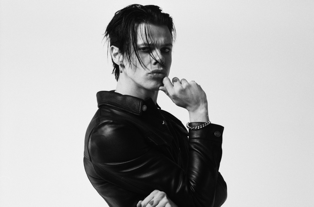 TheHypeMagazine's tweet image. New post (Yungblud Pays for Fans’ Drinks to ‘Make It Up’ to Them After Postponing 2 Shows) has been published on The Hype Magazine - thehypemagazine.com/2025/07/11/yun…