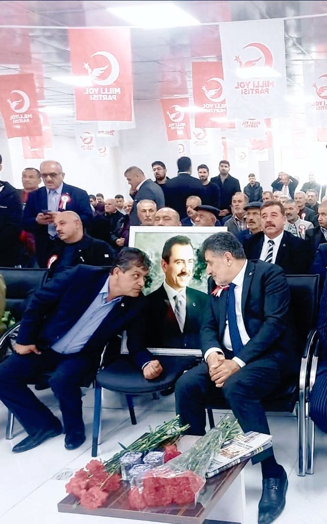 Biz; hayır demeyi, işim var demeyi, olmaz demeyi beceremeyen insanlarız. 
Yorgunluğumuz bitmez bizim.