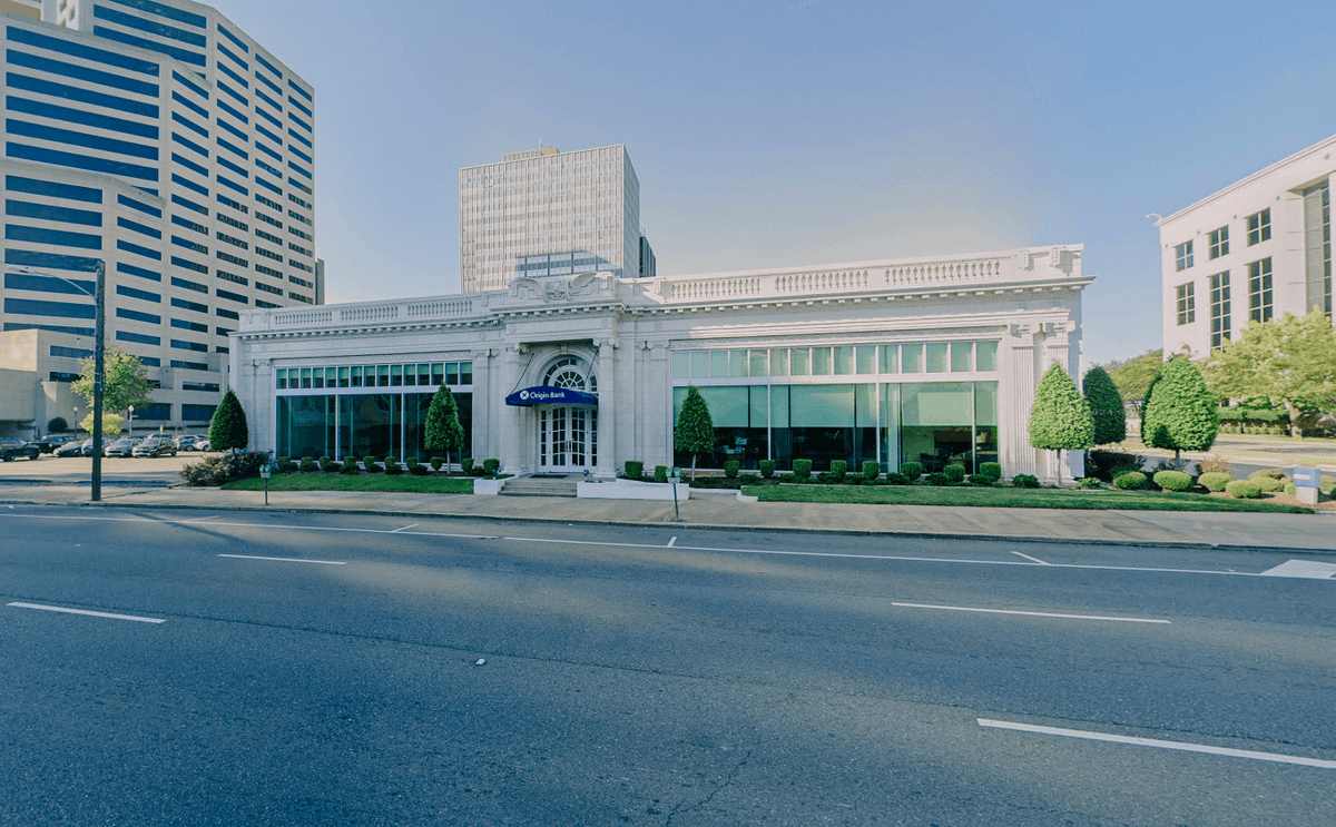 FRIDAY FROM THE ARCHIVES | WRAY-DICKINSON BUILDING

Edward F. Neild and Clarence Olschner designed this 1917 Beaux Arts building as architecture-as-advertisement for a Ford dealership. The terra cotta facade features a lion's head biting an automobile axle with winged tires.