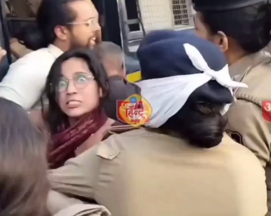 NewsAlgebraIND's tweet image. SHOCKING 🚨 Suddenly, several activists appeared after police arrived to demolish an illegal Mazar built on Govt land.

ACTIVIST  : “I’m a lawyer. I’m from the High Court. Stop the demolition right now”

GUJARAT POLICE 🔥🔥: “Then.. Go to court.”

Police began detaining them…