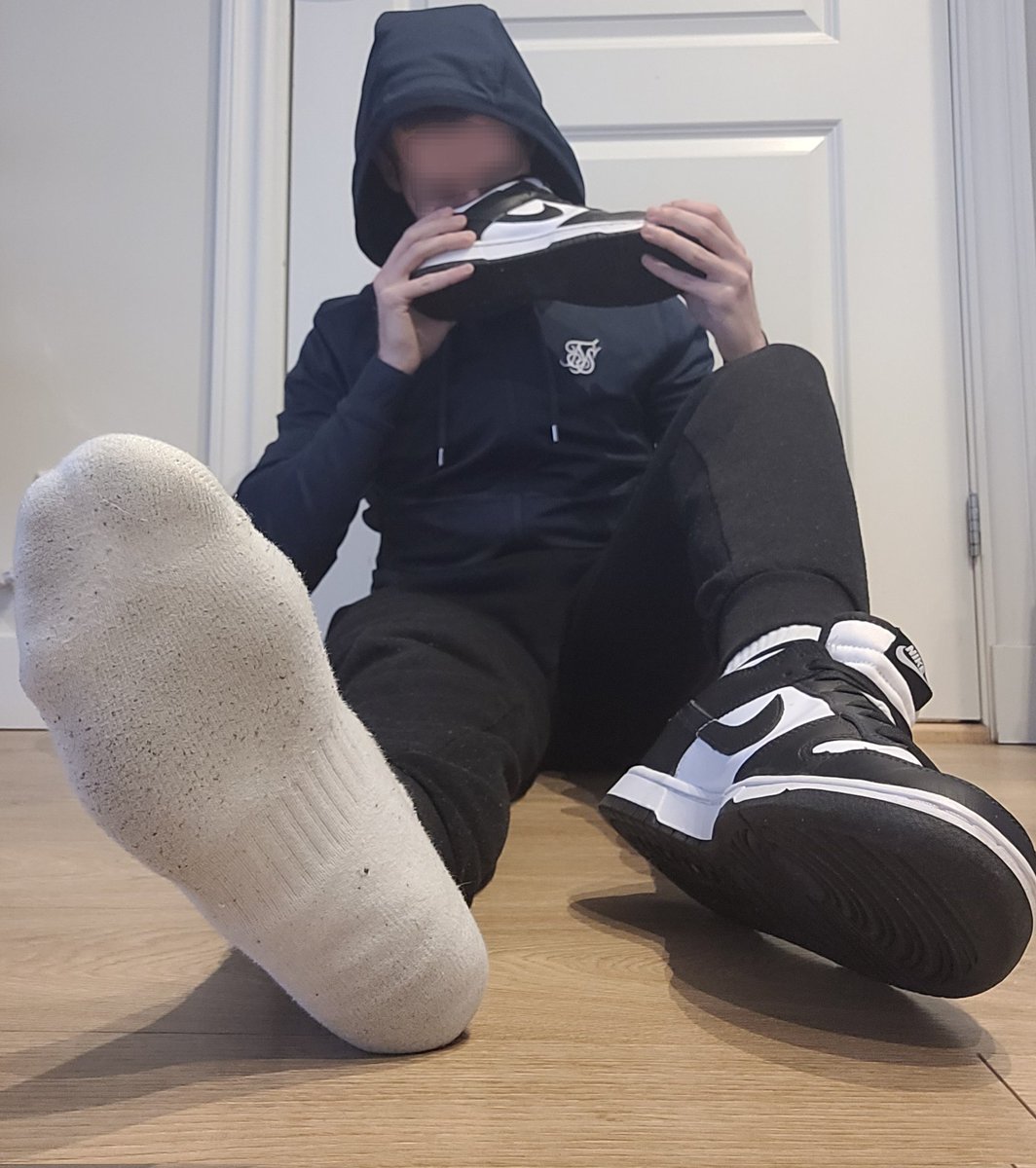 drave_b's tweet photo. Intoxicating scents I can't resist 😈🫠 SmellySocks #SmellySneaks #WhiteSocks #Socks #Sneax #Sneakerdom #Nike #Gay #Feetworship #Footsub #Footmaster #Feetmaster #Sneakers #Domination #Sneakerfun #Kiffeur https://t.co/NXDipKJkMU
