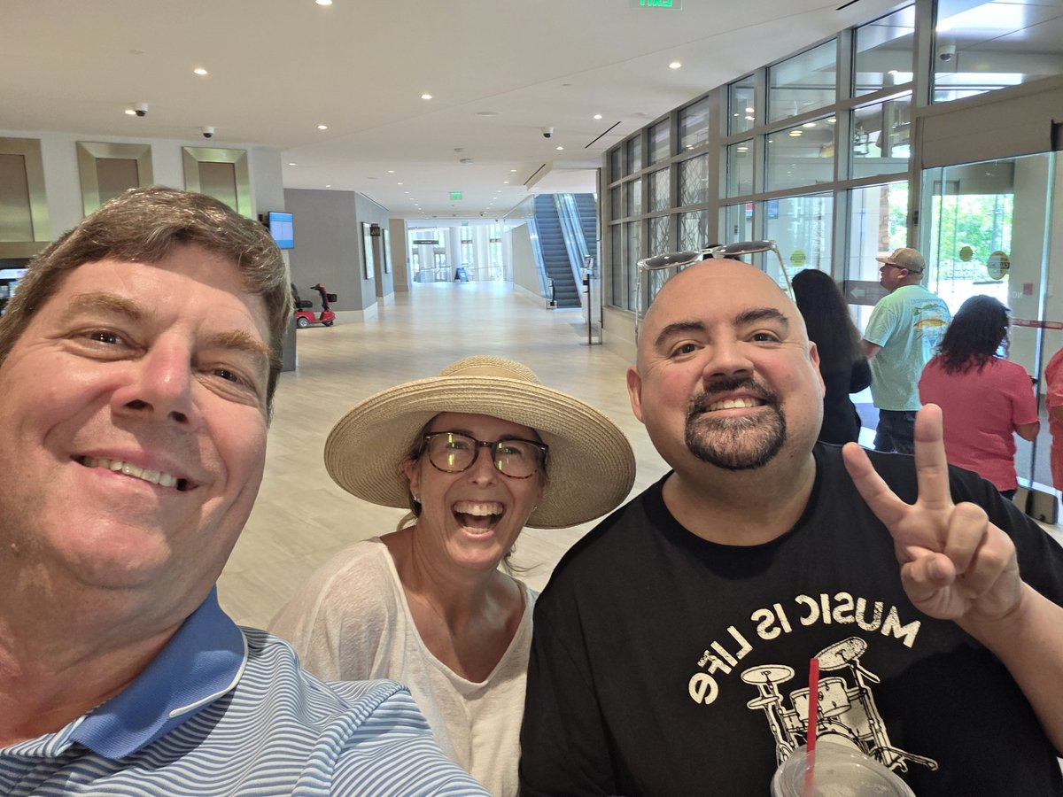 StacySTolbert's tweet photo. Look who we ran into @fluffyguy https://t.co/ADNpdjq7bu