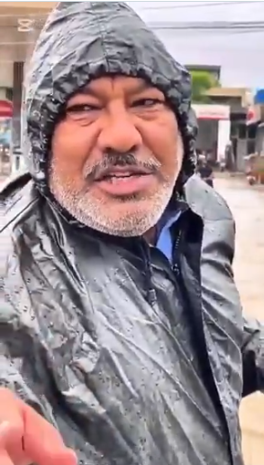 hajishalwar's tweet photo. " لعنت ہے ایسے سپہ سالار پر، جو ان کتوں کو لے کر آیا "
آفرین ہے ان بابا جی پر، مختصر ترین جملے میں پوری داستان رقم کردی۔
اگر نیت صاف ہو، سوچ واضح ہو تو آپ کو لمبی چوڑی پریس کانفرنسز یا تقریریں نہیں کرنا پڑتیں۔ آپ کا صدق دل سے کہا گیا ایک فقرہ بھی دشمن کی چھاؤنیاں اڑا کر رکھ دیتا ہے۔
لعنت ایسے ایسے تخم الخنزیر سپہ سالار پر، جو اپنے جیسے خنزیر نما کتوں کو لے کر آیا!!!