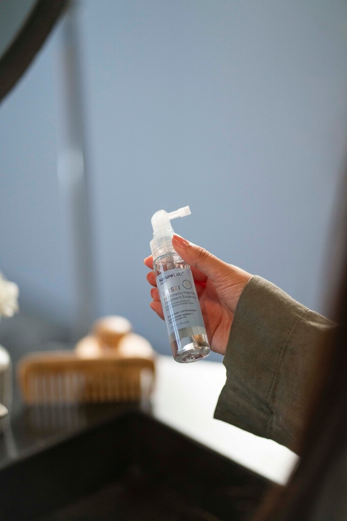 Thicker hair in just ONE summer👀🩵 After showering, towel-dry hair and apply the treatment essence directly to the scalp. Massage in and do not rinse out. Reapply treatment essence on no-wash days.⁠
⁠
#Saisei #ThickHair #HairCareRoutine #FragranceFree